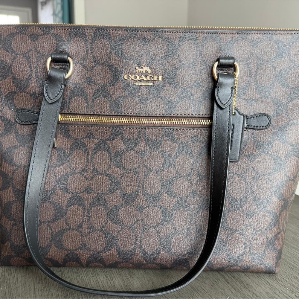 Coach gallery tote in signature canvas NWOT